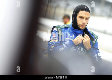 Indianapolis, Indiana, Stati Uniti d'America. 15 Maggio, 2018. CARLOZ MUNOZ (29) è appeso fuori sulla strada pit prima di praticare per la 500 Miglia di Indianapolis a Indianapolis Motor Speedway di Indianapolis, Indiana. Credito: Chris Owens Asp Inc/ASP/ZUMA filo/Alamy Live News Foto Stock