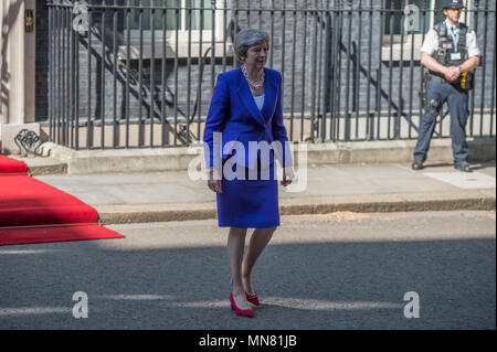 A Downing Street, Londra, Regno Unito. 15 Maggio, 2018. Il Primo Ministro inglese Theresa Maggio accoglie il Presidente turco Erdogan a 10 Downing Street dopo il suo incontro con la regina. Credito: Malcolm Park/Alamy Live News. Foto Stock