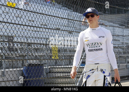 Indianapolis, Indiana, Stati Uniti d'America. 15 Maggio, 2018. SPENCER PIGOT (21) di stato unito cammina per strada pit prima di praticare per la 500 Miglia di Indianapolis a Indianapolis Motor Speedway di Indianapolis, Indiana. Credito: Chris Owens Asp Inc/ASP/ZUMA filo/Alamy Live News Foto Stock