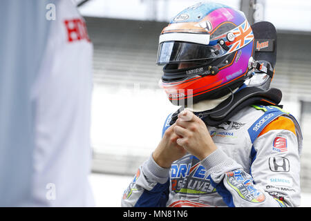 Indianapolis, Indiana, Stati Uniti d'America. 15 Maggio, 2018. STEFAN WILSON (25) d'Inghilterra si blocca su strada ai box prima di praticare per la 500 Miglia di Indianapolis a Indianapolis Motor Speedway di Indianapolis, Indiana. Credito: Chris Owens Asp Inc/ASP/ZUMA filo/Alamy Live News Foto Stock