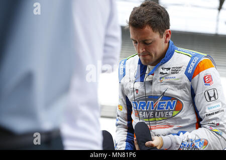 Indianapolis, Indiana, Stati Uniti d'America. 15 Maggio, 2018. STEFAN WILSON (25) d'Inghilterra si blocca su strada ai box prima di praticare per la 500 Miglia di Indianapolis a Indianapolis Motor Speedway di Indianapolis, Indiana. Credito: Chris Owens Asp Inc/ASP/ZUMA filo/Alamy Live News Foto Stock