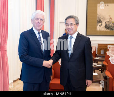 (180515) -- Pechino, 15 maggio 2018 (Xinhua) -- Chinese Vice premier Hu Chunhua (R) soddisfa con Lord Charles Powell, un membro della Camera dei Lord britannica, a Pechino, capitale della Cina, 15 maggio 2018. (Xinhua/Wang Ye) (zyd) Foto Stock