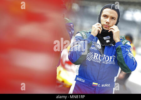 Indianapolis, Indiana, Stati Uniti d'America. 15 Maggio, 2018. CARLOZ MUNOZ (29) è appeso fuori sulla strada pit prima di praticare per la 500 Miglia di Indianapolis a Indianapolis Motor Speedway di Indianapolis, Indiana. Credito: Chris Owens Asp Inc/ASP/ZUMA filo/Alamy Live News Foto Stock