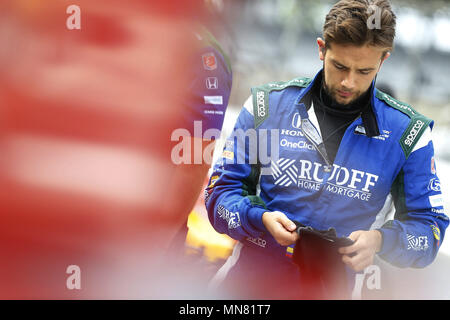 Indianapolis, Indiana, Stati Uniti d'America. 15 Maggio, 2018. CARLOZ MUNOZ (29) è appeso fuori sulla strada pit prima di praticare per la 500 Miglia di Indianapolis a Indianapolis Motor Speedway di Indianapolis, Indiana. Credito: Chris Owens Asp Inc/ASP/ZUMA filo/Alamy Live News Foto Stock