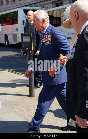 Londra, UK, 15 maggio 2018Il Principe del Galles e la duchessa di Cornovaglia ha assistito oggi un servizio di reunion per la Victoria Cross e la Croce di San Giorgio Associazione a St Martin-in-the-Fields a Londra in Trafalgar Square. Il principe Carlo e Camilla, duchessa di Cornovaglia arriva a St Martin-in-the-Fields a Trafalgar Square. Credito: JOHNNY ARMSTEAD/Alamy Live News Foto Stock