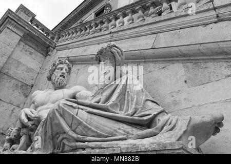 Roma, Italia, 22 marzo 2016: foto in bianco e nero di grande scultura di Nettuno, situato a Roma, Italia Foto Stock