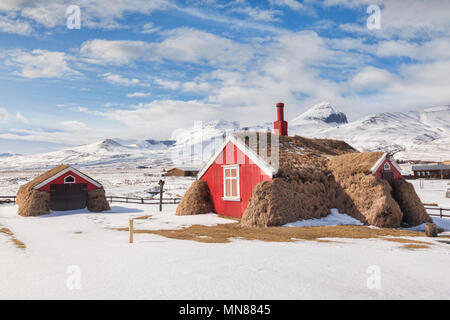 10 Aprile 2018: Nord Islanda - Turf House Lindarbakki nel villaggio di Bakkageroi, Borgarfjordur Estri, Nord Islanda. Un vecchio cottage costruito di tu Foto Stock