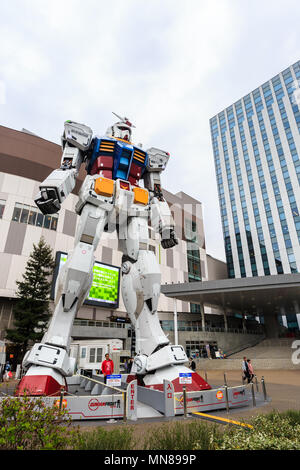 Tokyo, Giappone - Aprile 8, 2016: replica gigante Gundam spettacoli al DiverCity Tokyo Plaza, Odaiba, presso Tokyo, Giappone. È 18m di altezza la scultura del famoso Foto Stock