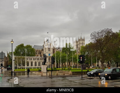 Londra, Inghilterra - Mai 12 2018:churchill la statua che si trova nella parte anteriore della chiesa di St Margaret presso il Parlamento park Foto Stock