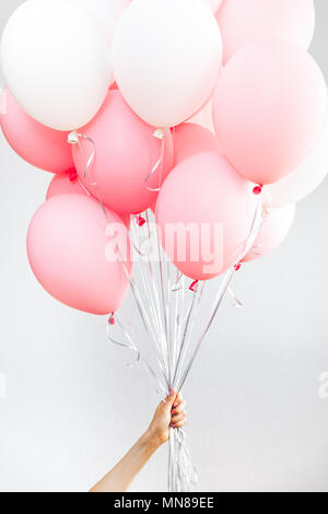 Palloncini colorati, rosa, bianco, streamers. Elio Ballon galleggiante nella festa di compleanno. Concetto di palloncino di amore e san valentino Foto Stock