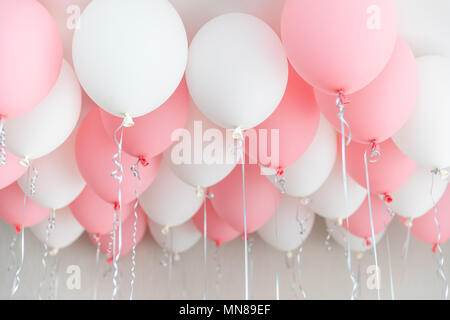 Palloncini colorati, rosa, bianco, streamers. Elio Ballon galleggiante nella festa di compleanno. Concetto di palloncino di amore e san valentino Foto Stock