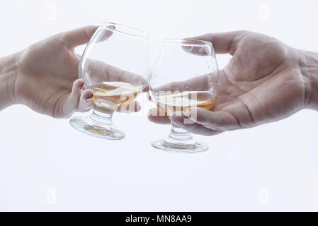 Uomo e donna mano azienda bicchieri di alcol Foto Stock