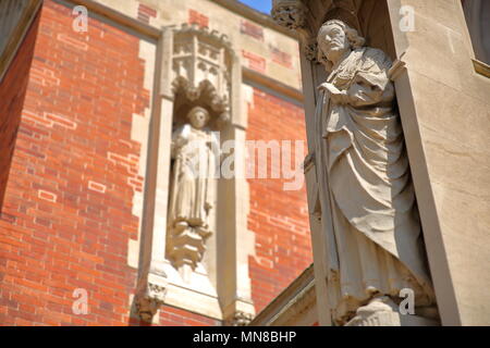 CAMBRIDGE, Regno Unito - 6 Maggio 2018: Close-up su statue di divinità vecchia scuola, St John's College University Foto Stock