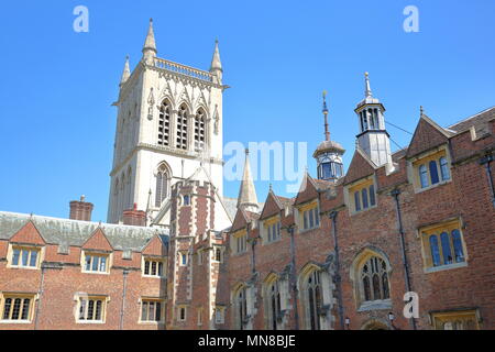CAMBRIDGE, Regno Unito - 6 Maggio 2018: St John's College University, la seconda corte con St John's College Chapel in background Foto Stock