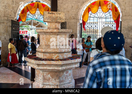 Cebu City, Filippine Apr 25,2018 - persone che vedere Magellans Cross Foto Stock