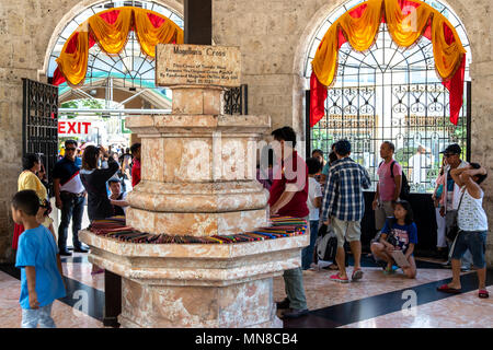 Cebu City, Filippine Apr 25,2018 - persone che vedere Magellans Cross Foto Stock