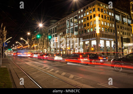 Il traffico notturno sul Kärntner Ring con auto sentieri di luce a Ringstraßen-Gallerie. Foto Stock