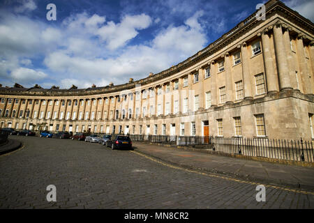 Vista dal numero 1 lungo la Royal Crescent strada residenziale case in stile georgiano Bath England Regno Unito Foto Stock