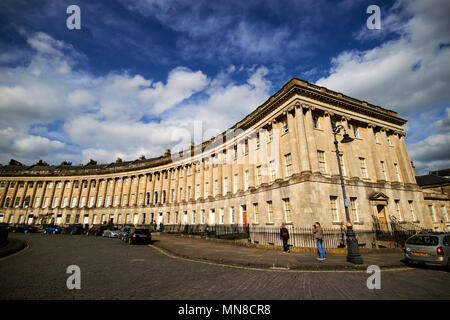 Vista dal numero 1 lungo la Royal Crescent strada residenziale case in stile georgiano Bath England Regno Unito Foto Stock