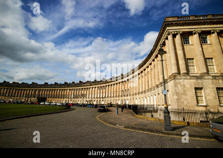 Vista dal numero 1 lungo la Royal Crescent strada residenziale case in stile georgiano Bath England Regno Unito Foto Stock