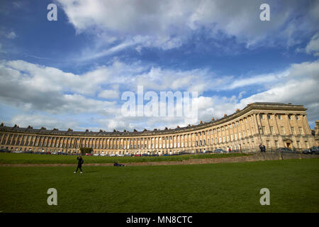 Royal Crescent strada residenziale case in stile georgiano che mostra ha-ha il fosso di sdoppiamento della parete superiore e inferiore del bagno di prati England Regno Unito Foto Stock