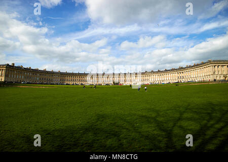 Vista di tutti di Royal Crescent strada residenziale case in stile georgiano Bath England Regno Unito Foto Stock