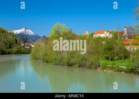 Alta Palace e Saint Mang monastero a Füssen sul fiume Lech, Baviera, Germania Foto Stock