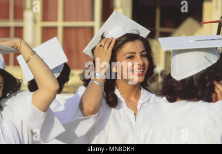 La principessa Farahnaz Pahlavi, esiliato Royal Princess iraniano, figlia di Mohammad Reza Pahlavi mediante la sua terza moglie Farah Diba, a sua graduazione da Il Cairo American College High School in 1980. Foto Stock