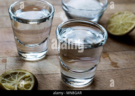 Mezcal Tequila riprese con calce e sale. Concetto di bevanda. Foto Stock