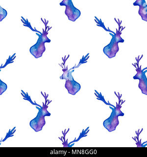 Decorativi disegnati a mano acquerello seamless pattern con sagome di cervi su sfondo bianco Foto Stock