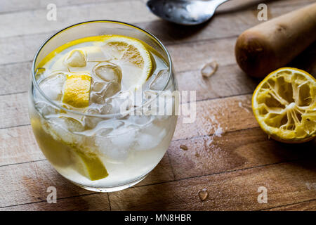 Tom Collins Cocktail con limone e ghiaccio. Concetto di bevanda. Foto Stock