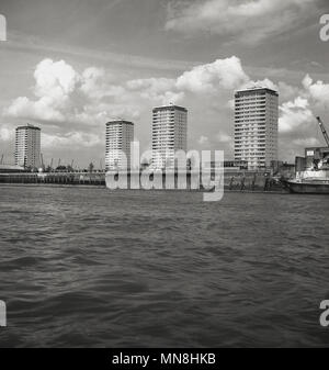 Anni sessanta, picture mostra quattro di nuova costruzione alta torre blocchi lungo le sponde del fiume Tamigi, Londra, Inghilterra, Regno Unito. In questa epoca, 'moderne' costruito in cemento torre residenziale blocchi - note per la loro "brutalist' architettura - divenne una visione comune come le autorità locali ritiene che questo era "progressi". Se ciò sia vero o meno - e la prova dimostra di non - una cosa può essere certo, hanno cambiato la skykine della città per sempre. Foto Stock