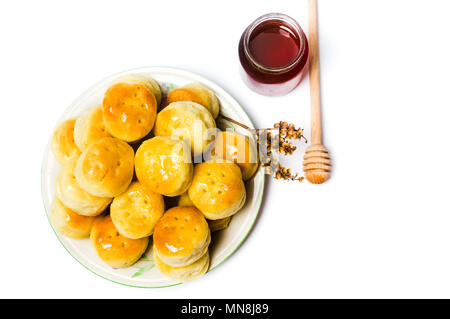 Dolci fatti in casa panini con miele su una piastra Foto Stock