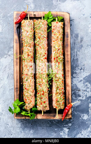 Caucasica piatto popolare, kebab dal giovane agnello carni e spezie.laici piatta Foto Stock