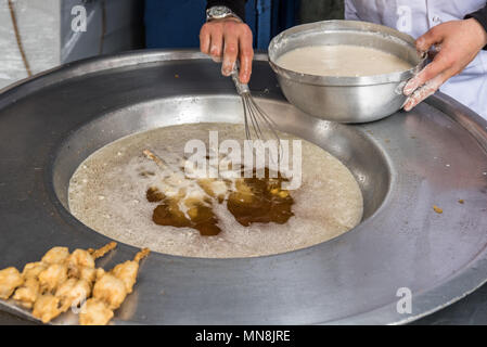 Stile turco trito di cozze (Midye tava) fritti in olio profondo in un tegame sulla strada di Istanbul, Turchia. Foto Stock