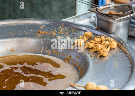 Stile turco trito di cozze (Midye tava) fritti in olio profondo in un tegame sulla strada di Istanbul, Turchia. Foto Stock