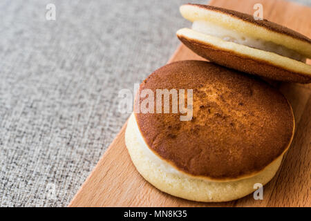 Pancake con crema di latte o latte / sut burger. Il fast food Concept. Foto Stock