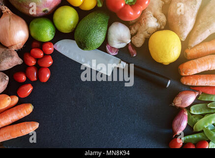 Direttamente sopra closeup di freschi ortaggi e frutta in ardesia contatore da cucina Foto Stock