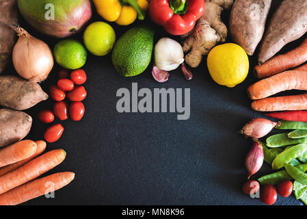 Direttamente sopra closeup di freschi ortaggi e frutta in ardesia contatore da cucina Foto Stock