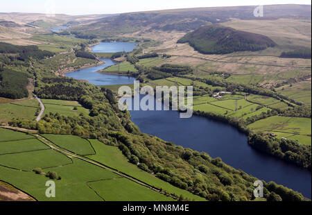 Vista aerea guardando verso est lungo Valehouse serbatoio verso Rhodeswood & Torside serbatoi, a est di Glossop, Regno Unito Foto Stock