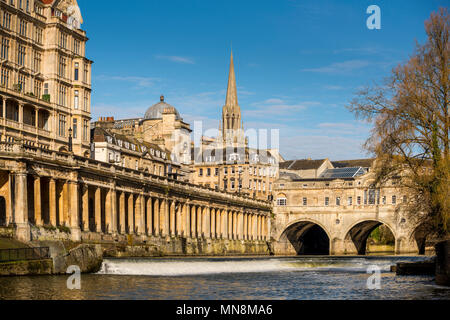 La città di Bath raffigurante San Michele è senza chiesa, Pultney Bridge e il fiume Avon, Somerset, Regno Unito Foto Stock