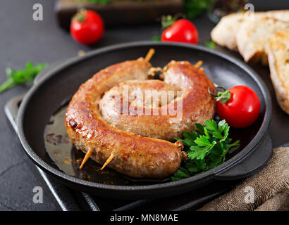 Salsiccia casalinga barbecue. Menu Picnic. Cibo di festa Foto Stock