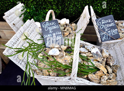 Londra, Inghilterra, Regno Unito. Cestini di ostriche al di fuori della casa di caviale e Prunier, 161 Piccadilly Foto Stock