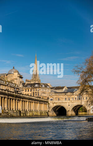 La città di Bath raffigurante San Michele è senza chiesa, Pultney Bridge e il fiume Avon, Somerset, Regno Unito Foto Stock