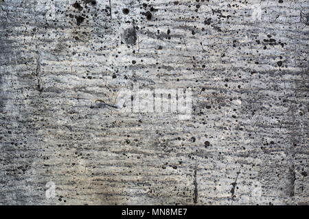 Stile grunge texture di vecchi tetti danneggiati carta con crepe e macchie. Grigio sfondo irregolare. Foto Stock