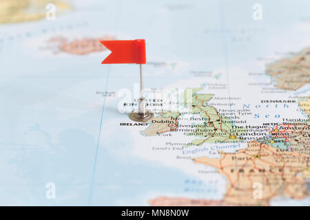 Design Della Mappa Irlandese Con Stile 3d Mappa Blu Dellirlanda E Bandiera Nazionale Mappa
