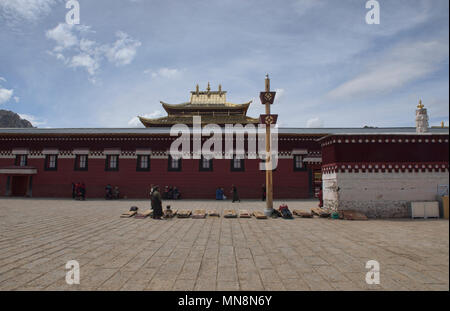 Pellegrini tibetani di fronte Kerti Gompa, Langmusi, Gansu, Cina Foto Stock