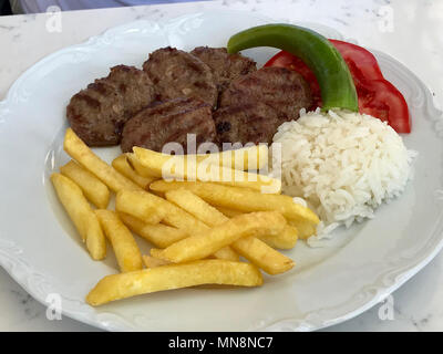 Cibo turco Kofte o Kofta / gruppo di polpette di carne con riso pilav / Pilaf e patate. Tradizionale cibo a base di carne. Foto Stock