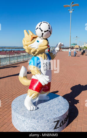 Samara, Russia - 13 Maggio 2018: Wolf Zabivaka, mascotte ufficiale del 2018 FIFA World Cup a gloria piazza nel giorno di sole Foto Stock