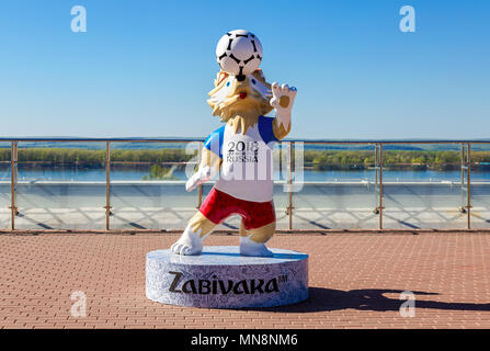 Samara, Russia - 13 Maggio 2018: Wolf Zabivaka, mascotte ufficiale del 2018 FIFA World Cup a gloria piazza nel giorno di sole Foto Stock